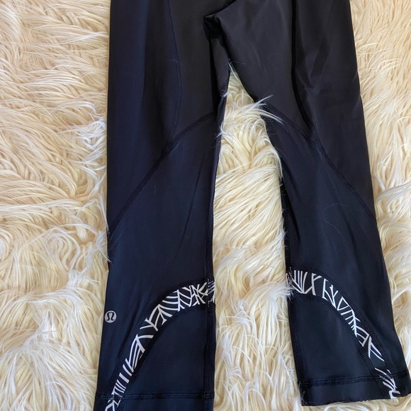 Lululemon Run: Inspire Crop II in Black / Pretty Palm Black Angel Wing Size 6 - Picture 8 of 8